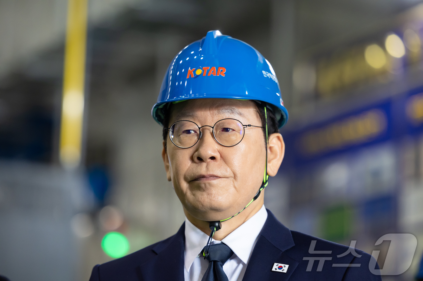 (서울=뉴스1) 이재명 기자 = 이재명 대통령이 7일 대전 유성구 대덕연구단지 내 한국핵융합에너지연구원을 찾아 관계자로부터 설명을 듣고 있다. (대통령실 제공. 재판매 및 DB 금 …