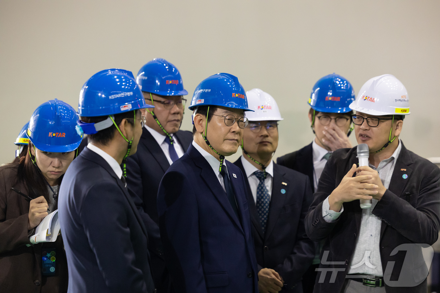 (서울=뉴스1) 이재명 기자 = 이재명 대통령이 7일 대전 유성구 대덕연구단지 내 한국핵융합에너지연구원을 찾아 관계자로부터 설명을 듣고 있다. (대통령실 제공. 재판매 및 DB 금 …