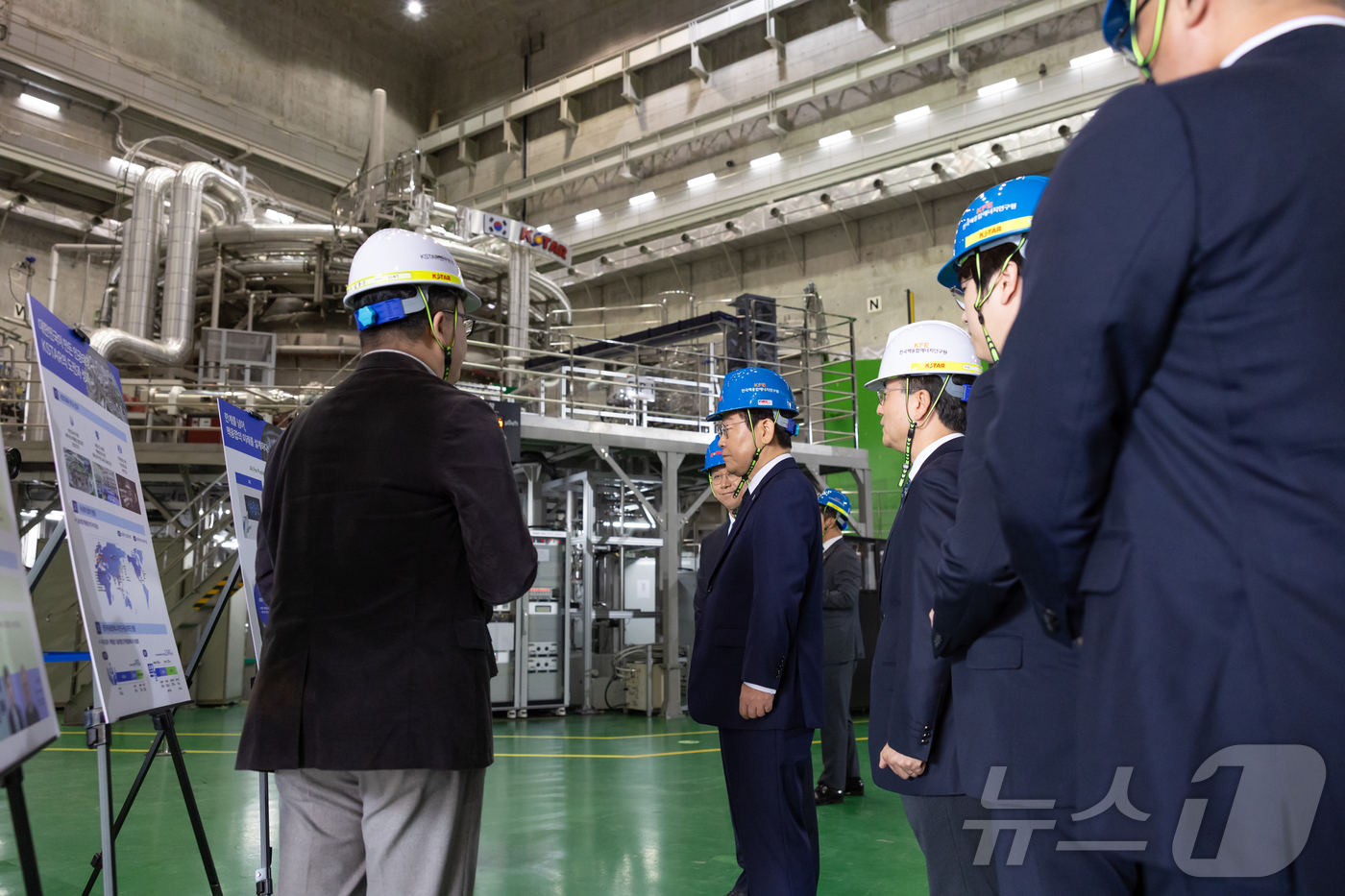 (서울=뉴스1) 이재명 기자 = 이재명 대통령이 7일 대전 유성구 대덕연구단지 내 한국핵융합에너지연구원을 찾아 관계자로부터 설명을 듣고 있다. (대통령실 제공. 재판매 및 DB 금 …