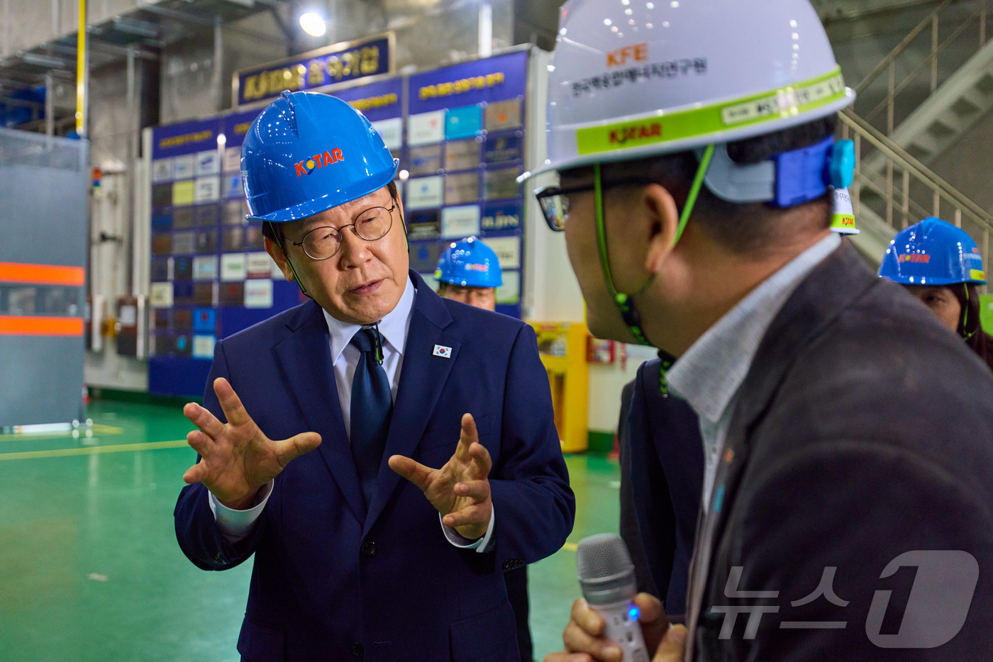 (서울=뉴스1) 이재명 기자 = 이재명 대통령이 7일 대전 유성구 대덕연구단지 내 한국핵융합에너지연구원을 찾아 관계자와 대화를 나누고 있다. (대통령실 제공. 재판매 및 DB 금지 …