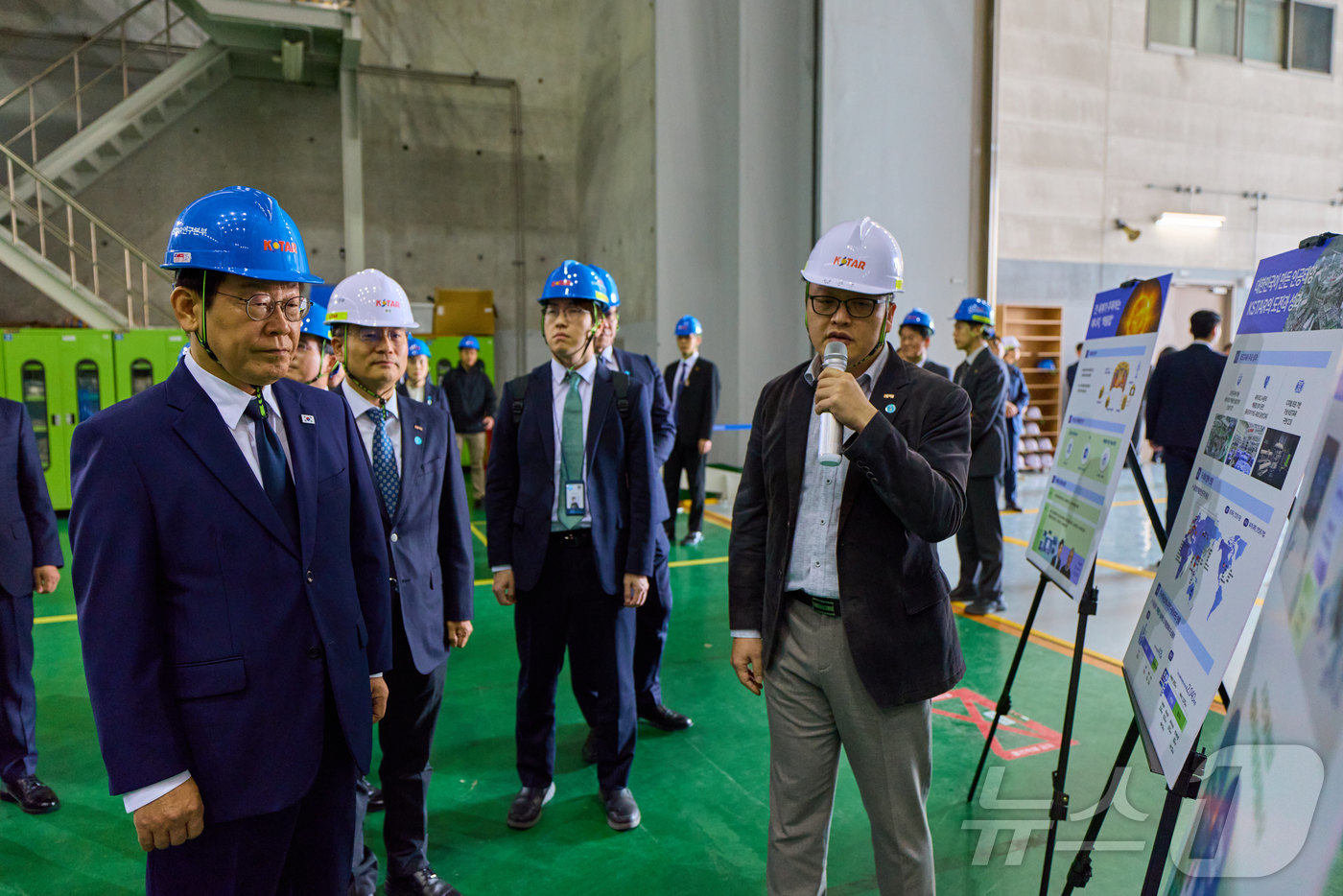 (서울=뉴스1) 이재명 기자 = 이재명 대통령이 7일 대전 유성구 대덕연구단지 내 한국핵융합에너지연구원을 찾아 관계자로부터 설명을 듣고 있다. (대통령실 제공. 재판매 및 DB 금 …
