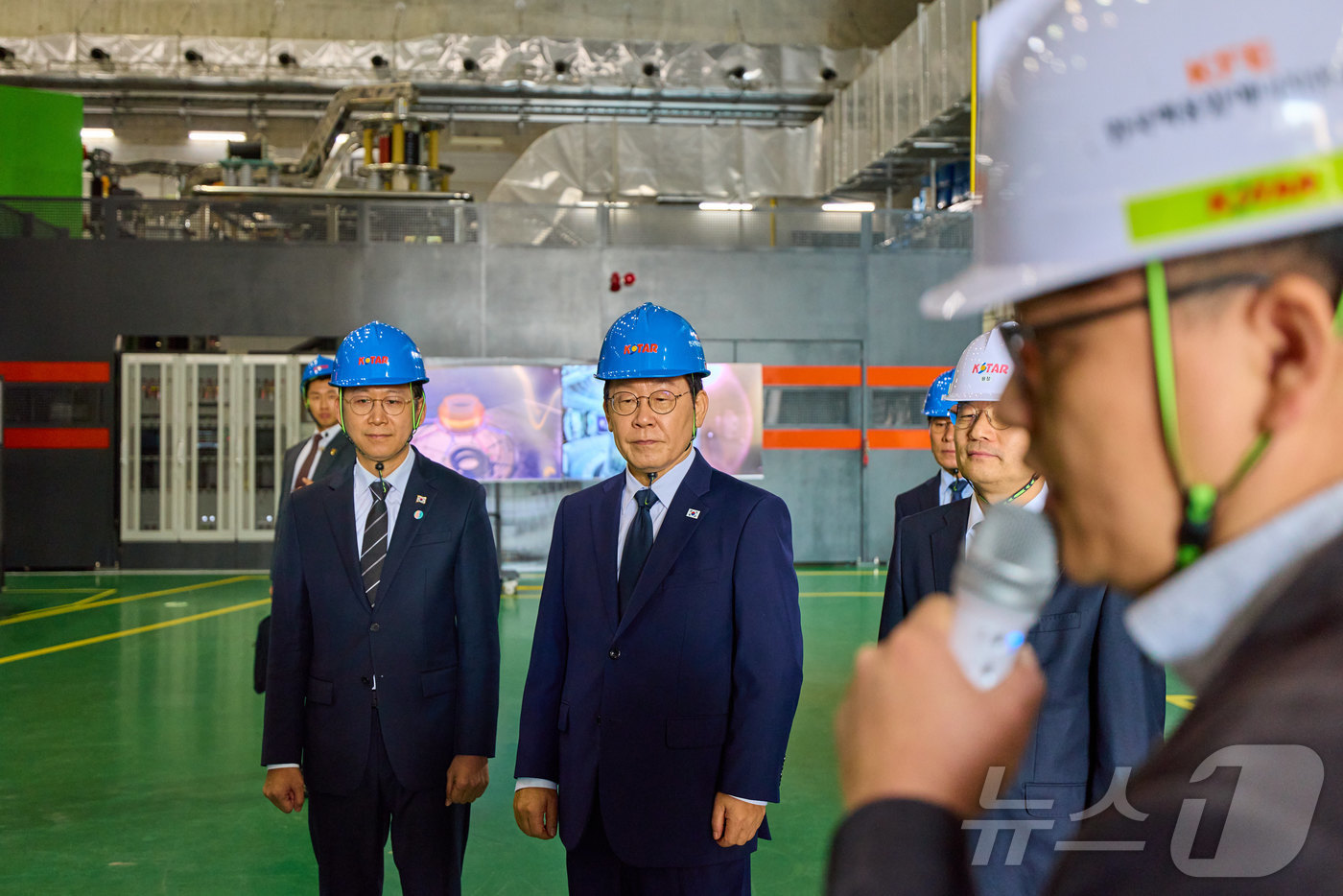 (서울=뉴스1) 이재명 기자 = 이재명 대통령이 7일 대전 유성구 대덕연구단지 내 한국핵융합에너지연구원을 찾아 관계자로부터 설명을 듣고 있다. (대통령실 제공. 재판매 및 DB 금 …