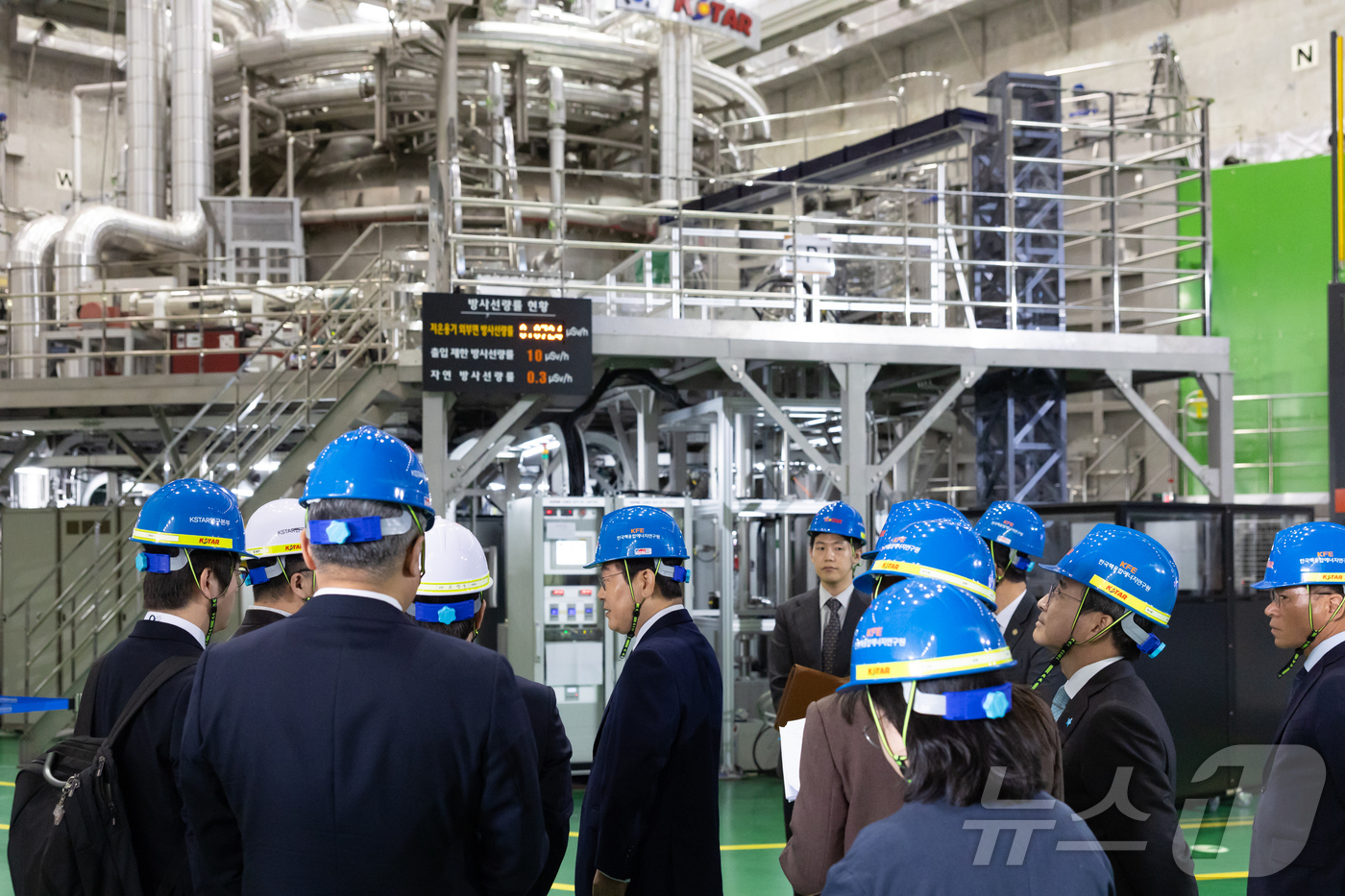 (서울=뉴스1) 이재명 기자 = 이재명 대통령이 7일 대전 유성구 대덕연구단지 내 한국핵융합에너지연구원을 찾아 관계자로부터 설명을 듣고 있다. (대통령실 제공. 재판매 및 DB 금 …