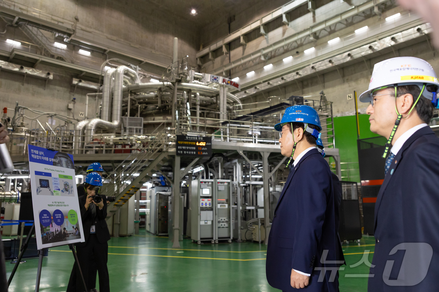 (서울=뉴스1) 이재명 기자 = 이재명 대통령이 7일 대전 유성구 대덕연구단지 내 한국핵융합에너지연구원을 찾아 관계자로부터 설명을 듣고 있다. (대통령실 제공. 재판매 및 DB 금 …