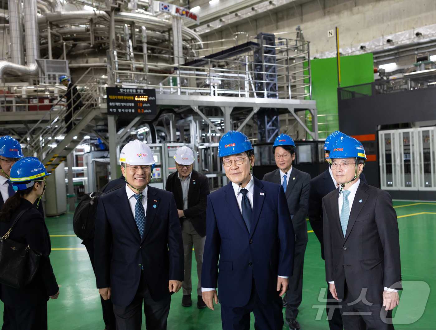 (서울=뉴스1) 이재명 기자 = 이재명 대통령이 7일 대전 유성구 대덕연구단지 내 한국핵융합에너지연구원을 찾아 관계자로부터 설명을 듣고 있다. (대통령실 제공. 재판매 및 DB 금 …