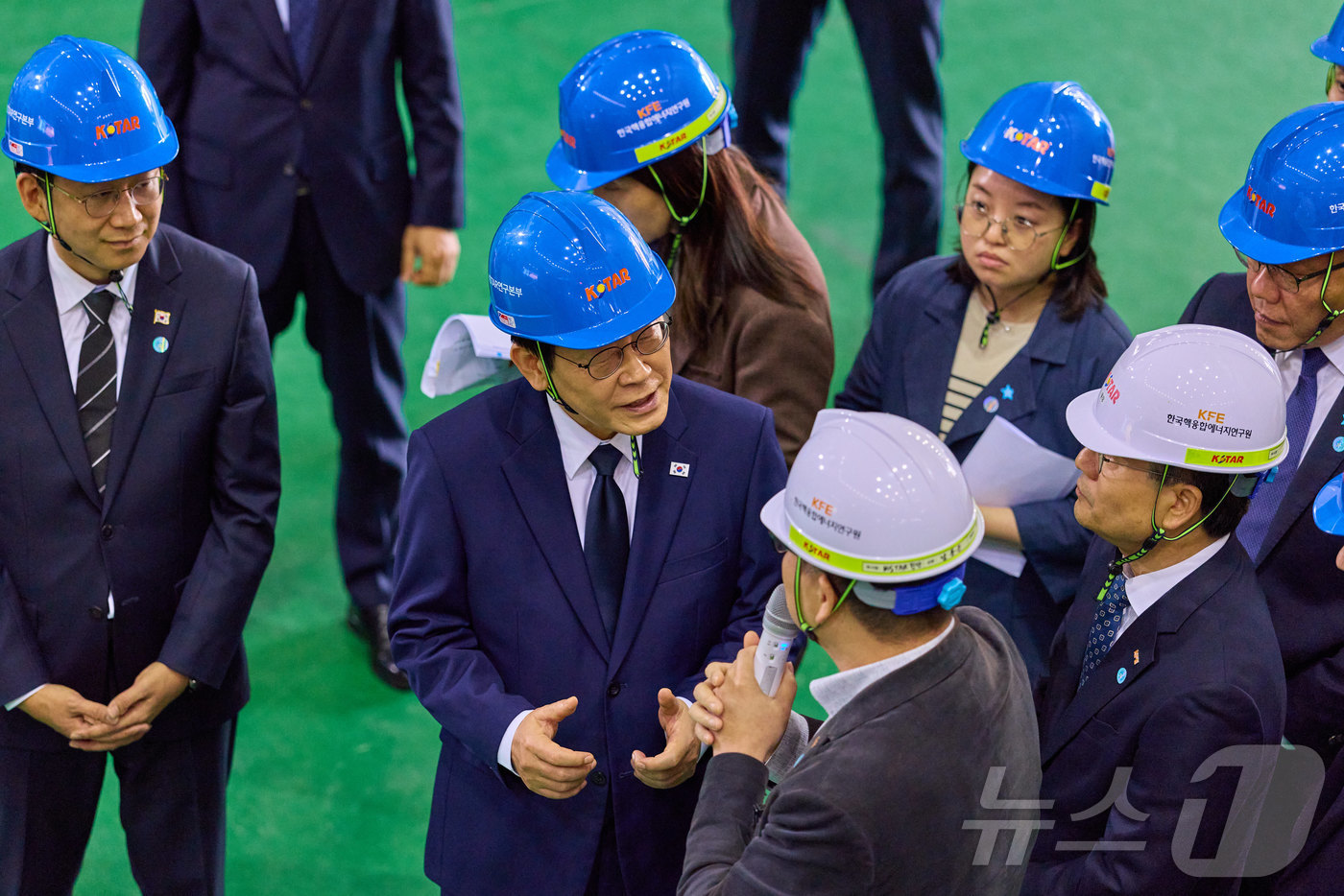 (서울=뉴스1) 이재명 기자 = 이재명 대통령이 7일 대전 유성구 대덕연구단지 내 한국핵융합에너지연구원을 찾아 관계자와 대화를 나누고 있다. (대통령실 제공. 재판매 및 DB 금지 …