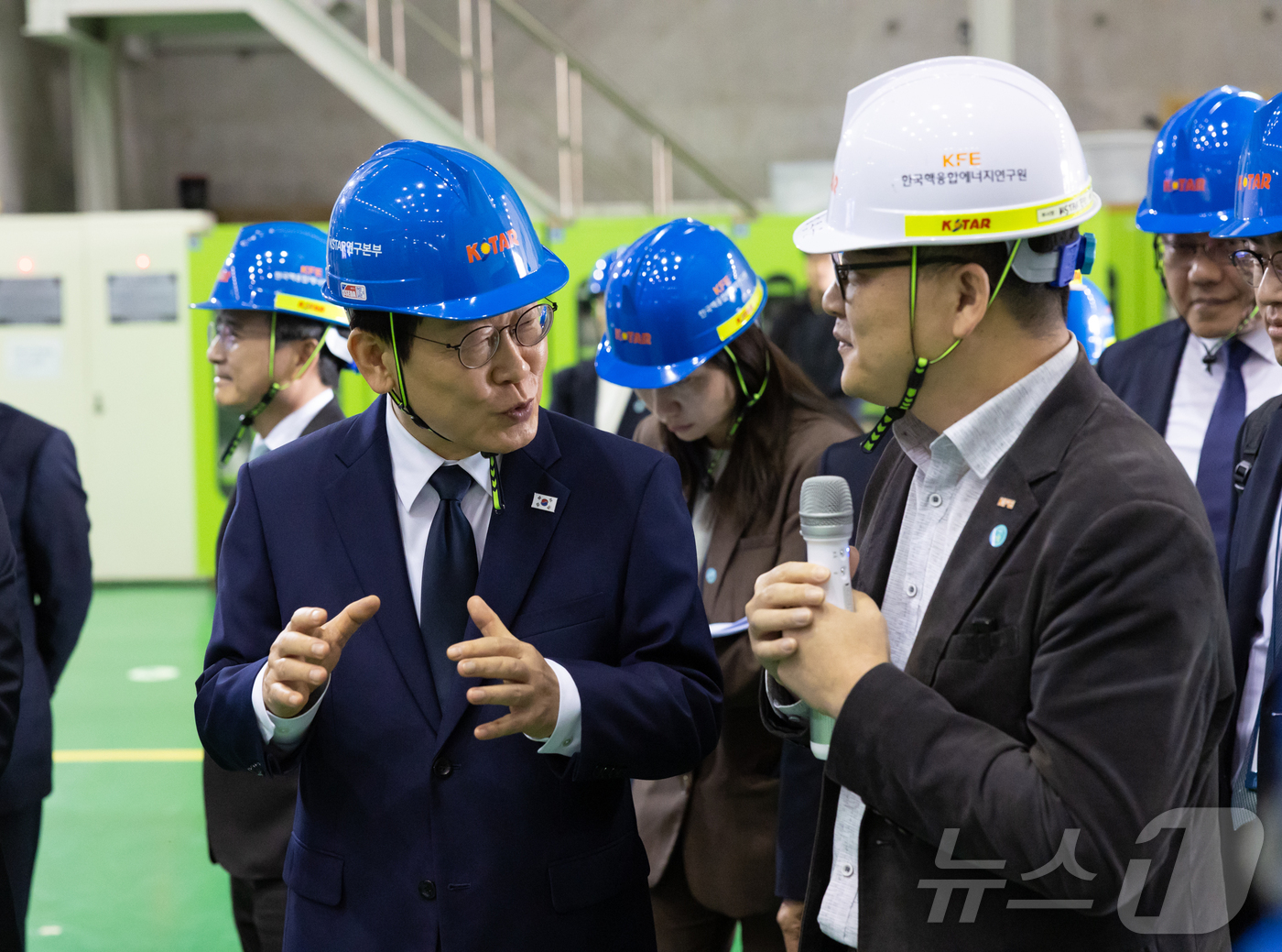 (서울=뉴스1) 이재명 기자 = 이재명 대통령이 7일 대전 유성구 대덕연구단지 내 한국핵융합에너지연구원을 찾아 관계자로부터 설명을 듣고 있다. (대통령실 제공. 재판매 및 DB 금 …