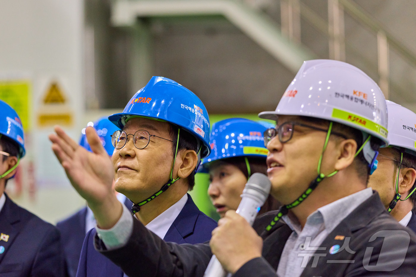 (서울=뉴스1) 이재명 기자 = 이재명 대통령이 7일 대전 유성구 대덕연구단지 내 한국핵융합에너지연구원을 찾아 관계자로부터 설명을 듣고 있다. (대통령실 제공. 재판매 및 DB 금 …