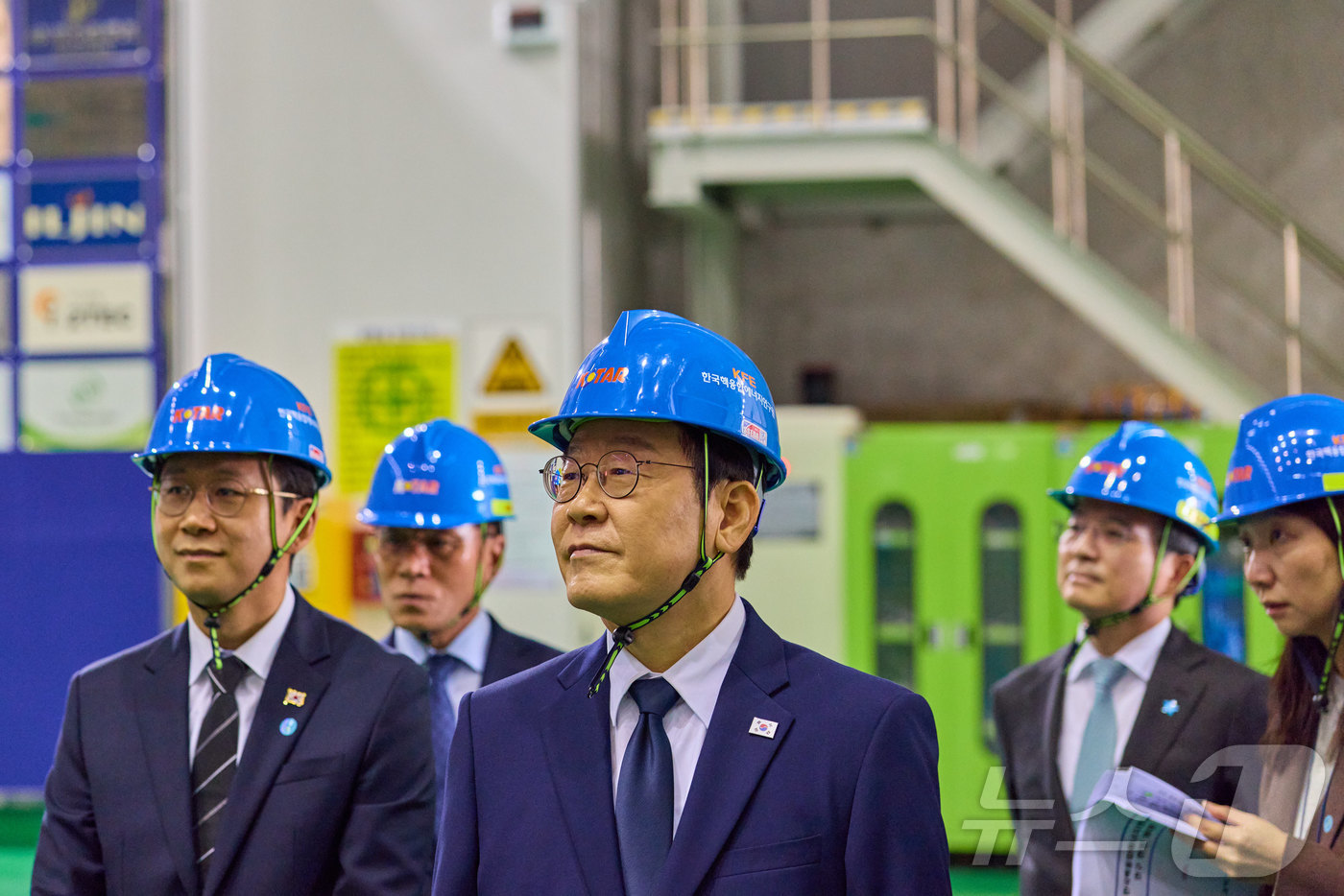 (서울=뉴스1) 이재명 기자 = 이재명 대통령이 7일 대전 유성구 대덕연구단지 내 한국핵융합에너지연구원을 찾아 관계자로부터 설명을 듣고 있다. (대통령실 제공. 재판매 및 DB 금 …