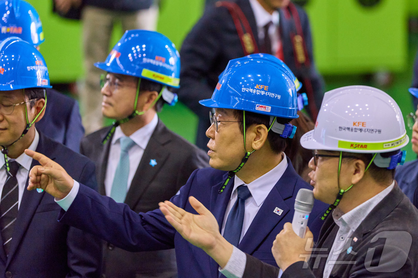 (서울=뉴스1) 이재명 기자 = 이재명 대통령이 7일 대전 유성구 대덕연구단지 내 한국핵융합에너지연구원을 찾아 관계자와 대화를 나누고 있다. (대통령실 제공. 재판매 및 DB 금지 …