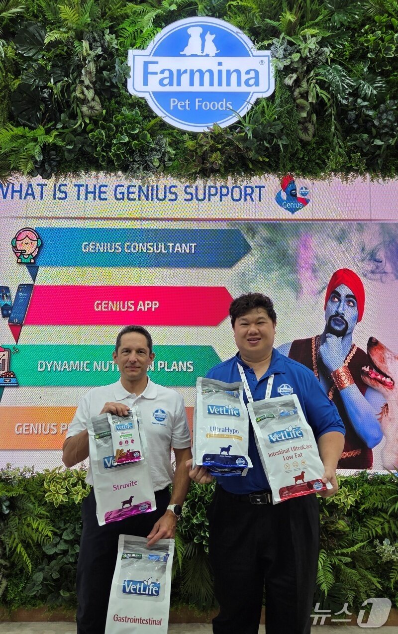 본문 이미지 - 파미나 아시아태평양 총괄 Raphael Grillon 대표(왼쪽)와 FOON SENG CHOY 수의사 ⓒ 뉴스1