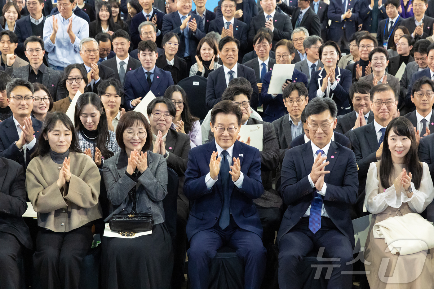 (서울=뉴스1) 이재명 기자 = 이재명 대통령이 7일 대전 유성구 국립중앙과학관에서 열린 다시 과학기술인을 꿈꾸는 대한민국 국민보고회에서 참석자들과 함께 기념촬영을 하고 있다. ( …