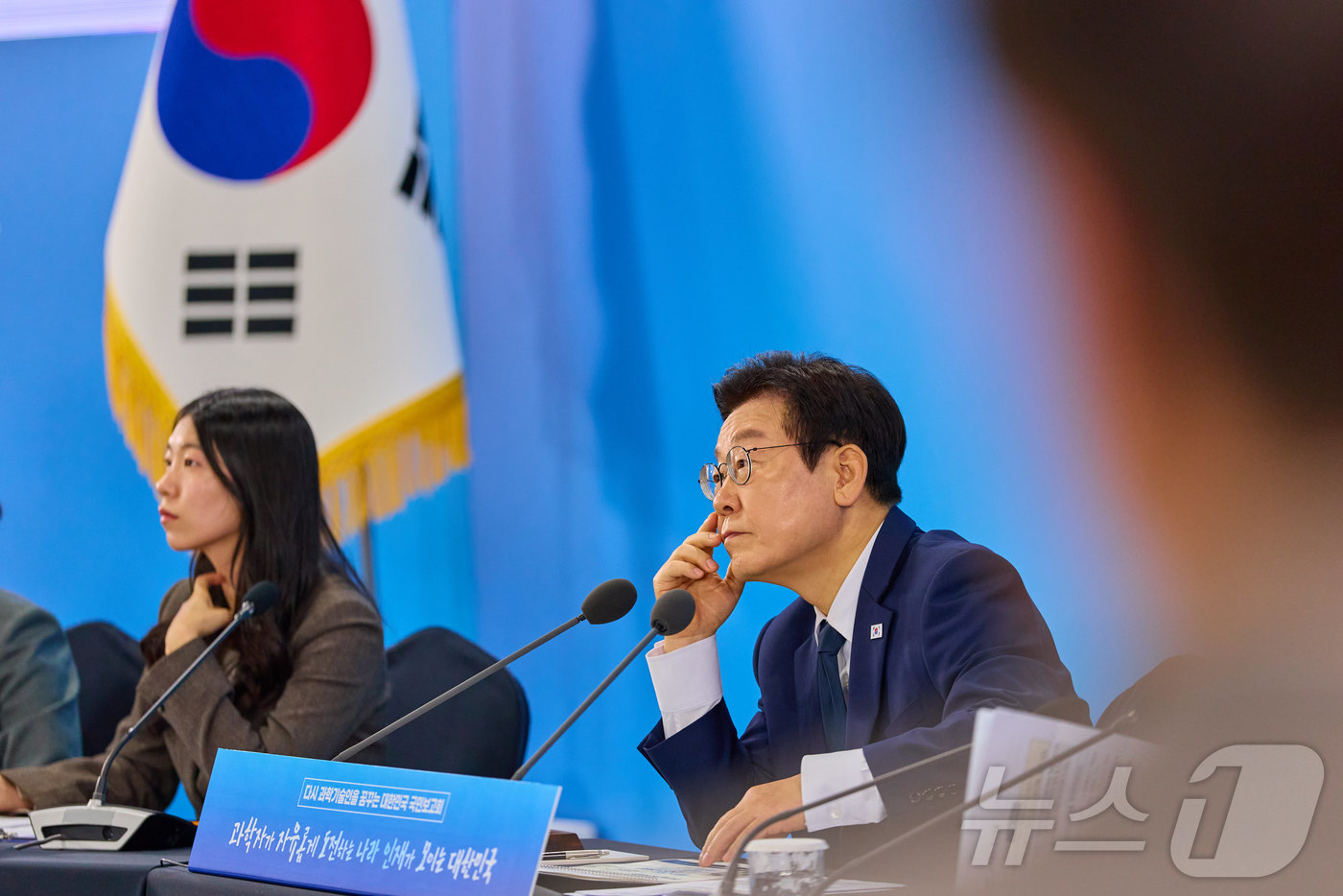 (서울=뉴스1) 이재명 기자 = 이재명 대통령이 7일 대전 유성구 국립중앙과학관에서 열린 다시 과학기술인을 꿈꾸는 대한민국 국민보고회에서 참석자들의 발언을 듣고 있다. (대통령실 …