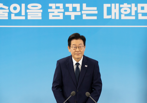 인사하는 이재명 대통령