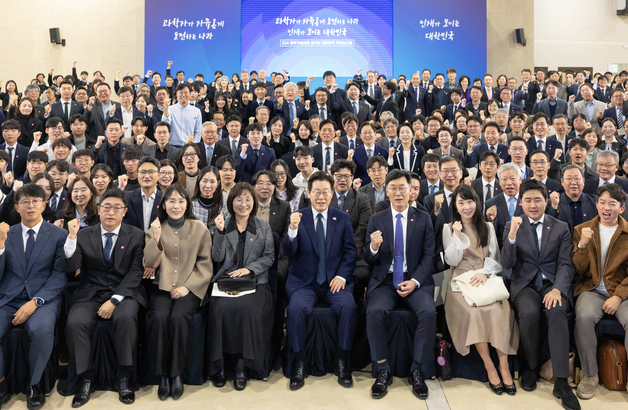 기념촬영 하는 이재명 대통령