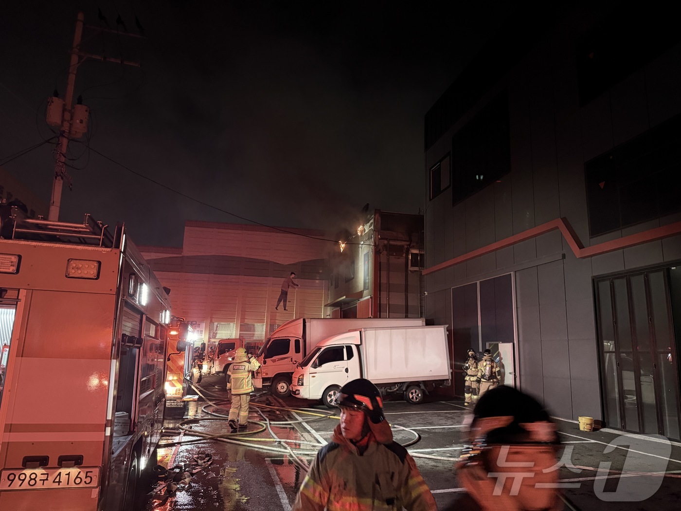 (인천=뉴스1) 박소영 기자 = 7일 오후 7시 12분쯤 인천시 동구 송림동의 한 특수재질 용접 공장에서 화재가 발생했다. (인천소방본부 제공. 재판매 및 DB금지) 2025.11 …