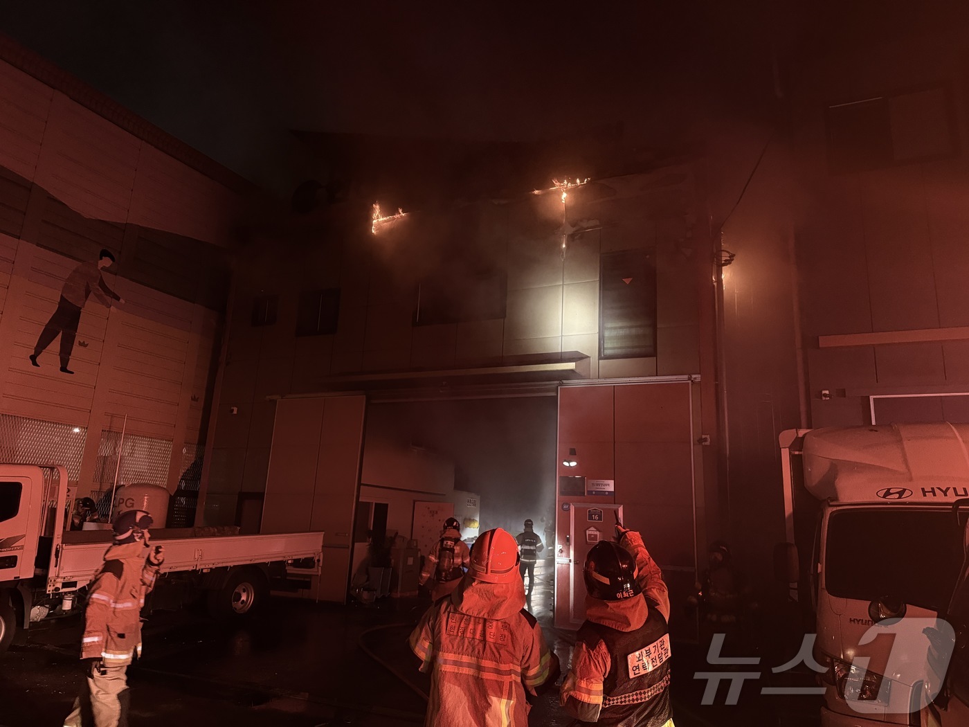 (인천=뉴스1) 박소영 기자 = 7일 오후 7시 12분쯤 인천시 동구 송림동의 한 특수재질 용접 공장에서 화재가 발생했다. (인천소방본부 제공. 재판매 및 DB금지) 2025.11 …