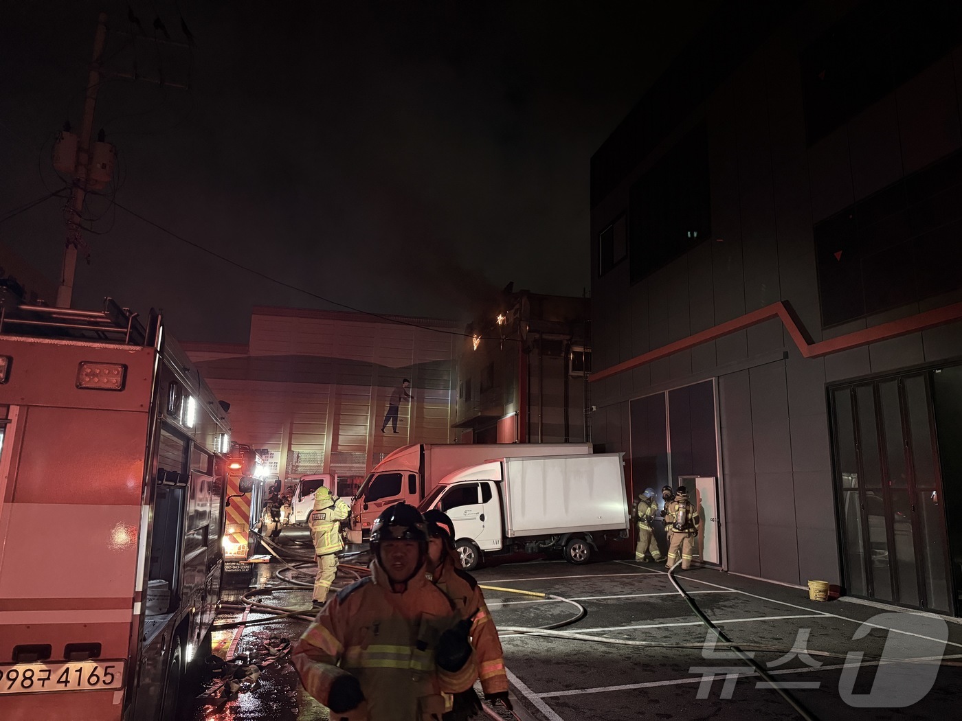 (인천=뉴스1) 박소영 기자 = 7일 오후 7시 12분쯤 인천시 동구 송림동의 한 특수재질 용접 공장에서 화재가 발생했다. (인천소방본부 제공. 재판매 및 DB금지) 2025.11 …