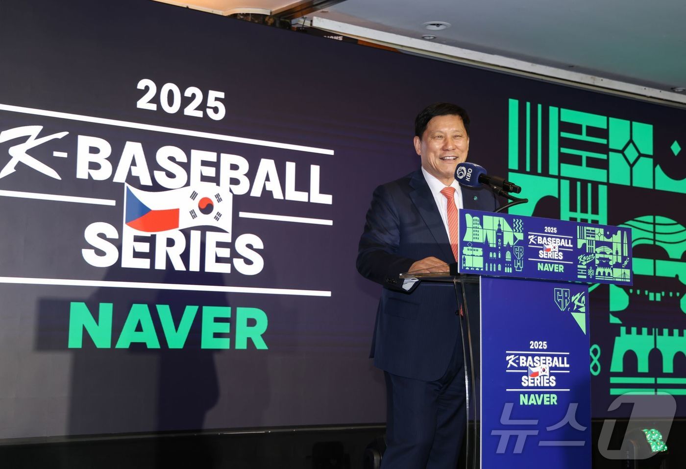 (서울=뉴스1) 김진환 기자 = 허구연 KBO 총재가 7일 서울 중구 롯데호텔에서 열린 2025 K-BASEBALL SERIES 리셉션에서 인사말을 하고 있다.이번 리셉션은 오는 …
