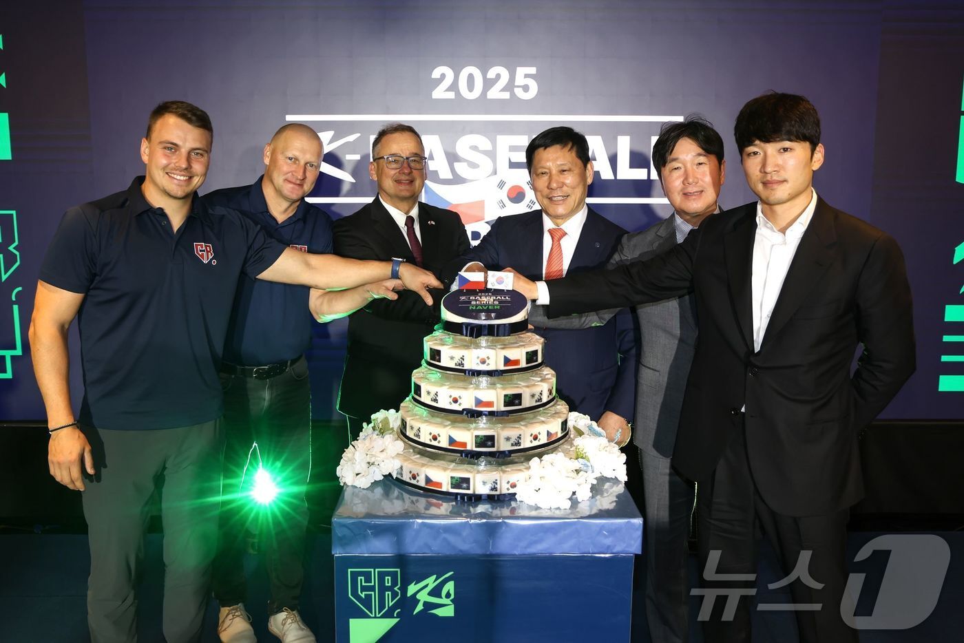본문 이미지 - 7일 서울 중구 롯데호텔에서 열린 2025 K-BASEBALL SERIES 리셉션에서 KBO 관계자와 체코 관계자들이 기념 촬영하고 있다. 사진 왼쪽부터 디트리치 체코야구협회장, 하딤 체코 감독, 얀차렉 주한 체코대사, 허구연 KBO 총재, 류지현 대한민국 감독, 주장 박해민. &#40;KBO 제공, 재판매 및 DB 금지&#41; 2025.11.7/뉴스1 ⓒ News1 김진환 기자