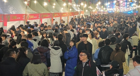 구미 라면축제 첫날 9만명 '북새통'…갓 튀긴 라면 10만개 팔렸다