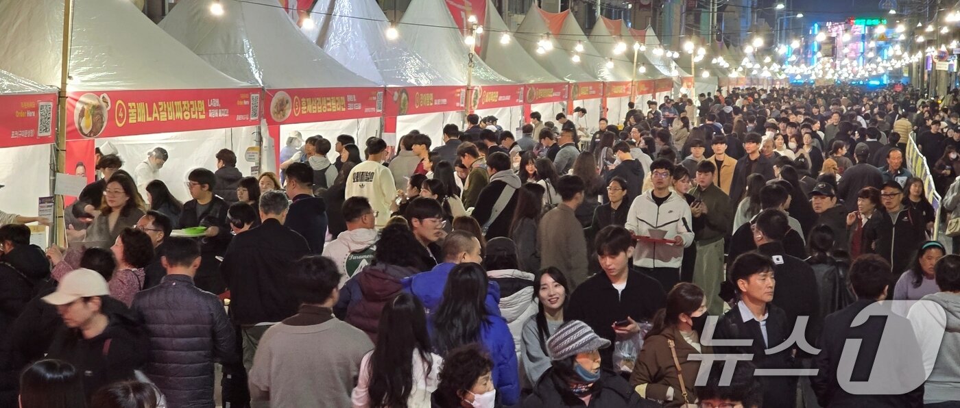 본문 이미지 - 7일 개막한 구미라면축제에 9만명의 인파가 몰리고 농심의 갓 튀긴 라면이 10만개 팔리면서 대박조짐을 보이고 있다. 라면축제는 오는 9일까지 구미역 일원에서 열린다. 2025.11.7/뉴스1 ⓒ News1 정우용 기자