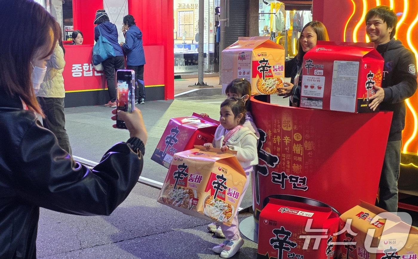 (구미=뉴스1) 정우용 기자 = 7일 경북 구미시 구미역 앞에서 열린 '2025 구미라면축제' 행사장을 찾은 방문객들이 라면 모형앞에서 기념사진을 찍고 있다.개막 첫날인 이날 9만 …