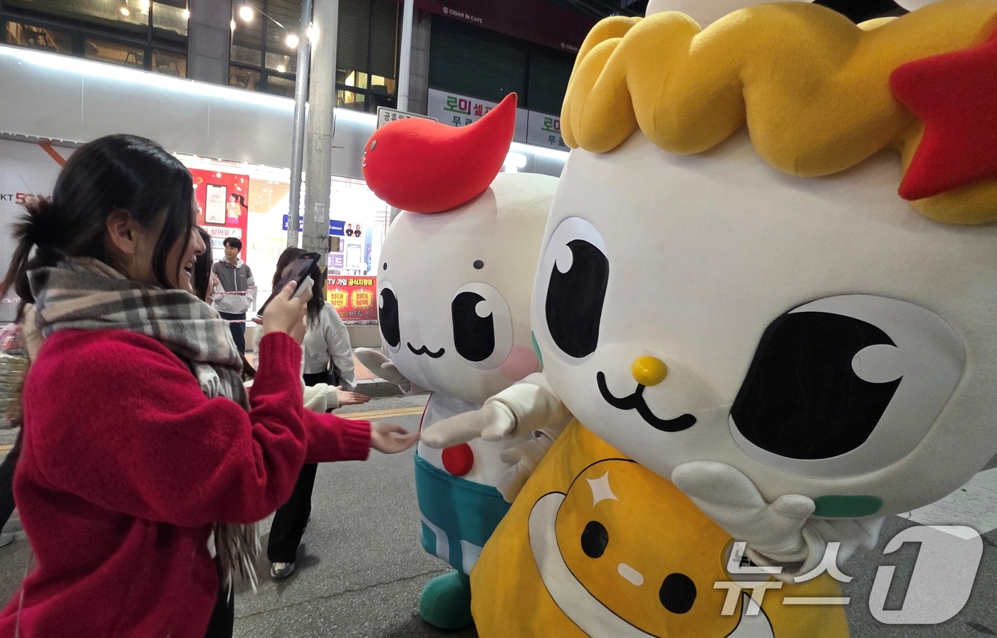 (구미=뉴스1) 정우용 기자 = 7일 경북 구미시 구미역 앞에서 열린 '2025 구미라면축제' 행사장을 찾은 방문객들이 라면축제 캐릭터 부기·누디(거북이·누들)와 사진을 찍고 있다 …