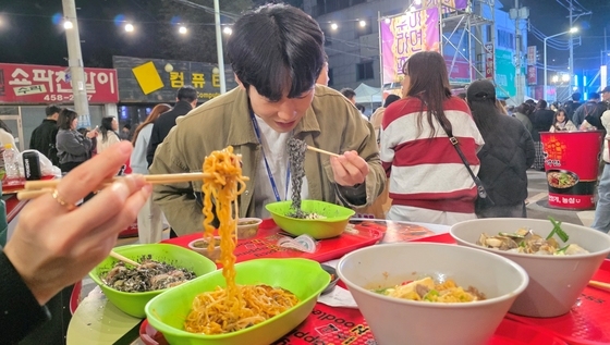 "맛잇는 라면 먹으러 구미라면축제에 오세요"
