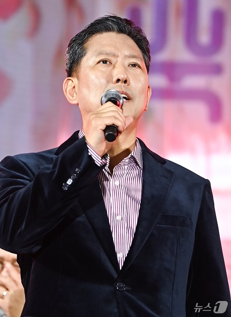 (구미=뉴스1) 정우용 기자 = 김장호 구미시장이 7일 경북 구미시 구미역 앞에서 열린 '2025 구미라면축제' 개막식에서 인사말을 하고 있다.라면축제는 오는 9일까지 구미역 일대 …