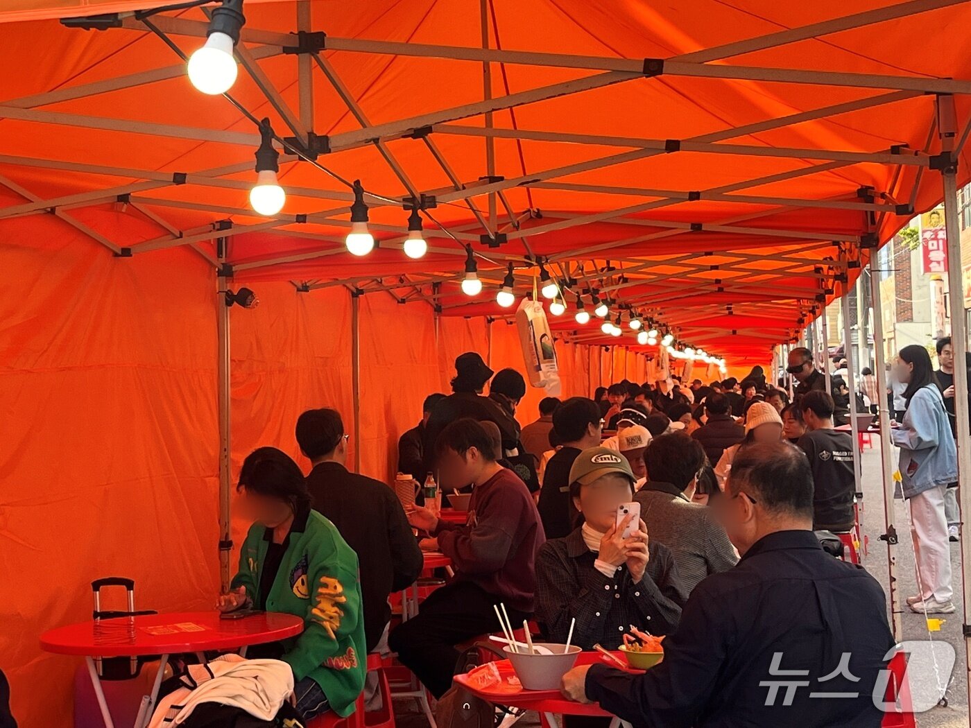 본문 이미지 - 지난 7일 경북 구미라면축제에 모인 방문객들로 취식 공간이 북적거리고 있다. 2025.11.7/ 뉴스1 박혜연 기자 ⓒ 뉴스1