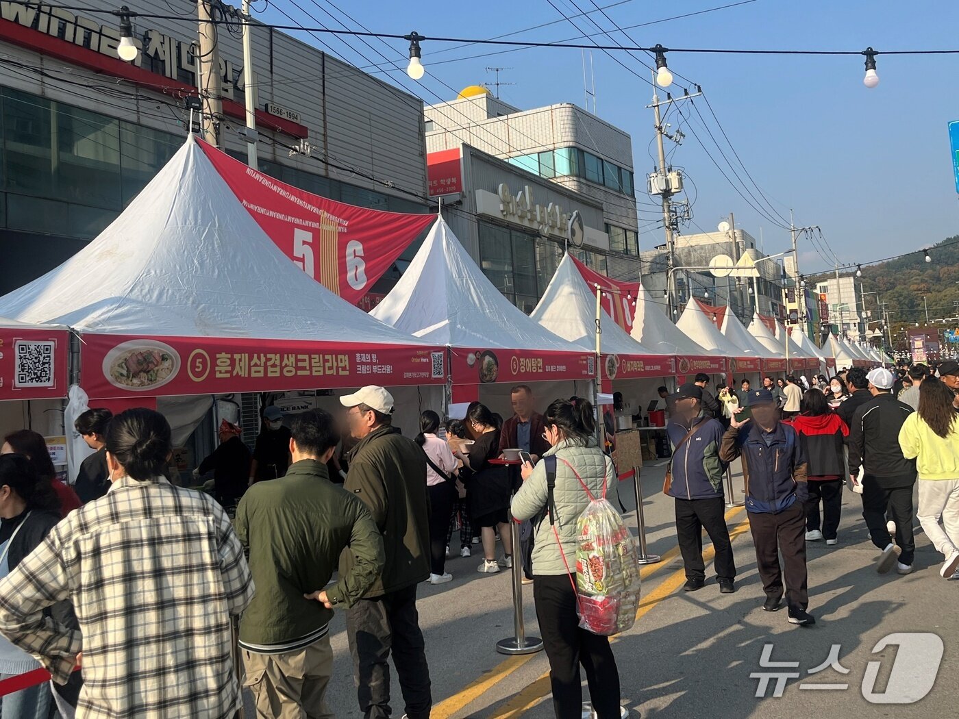 본문 이미지 - 지난 7일 오후 경북 구미라면축제  이색라면 부스 앞에 사람들이 모여 주문을 고민하고 있다. 2025.11.7/ 뉴스1 박혜연 기자 ⓒ 뉴스1