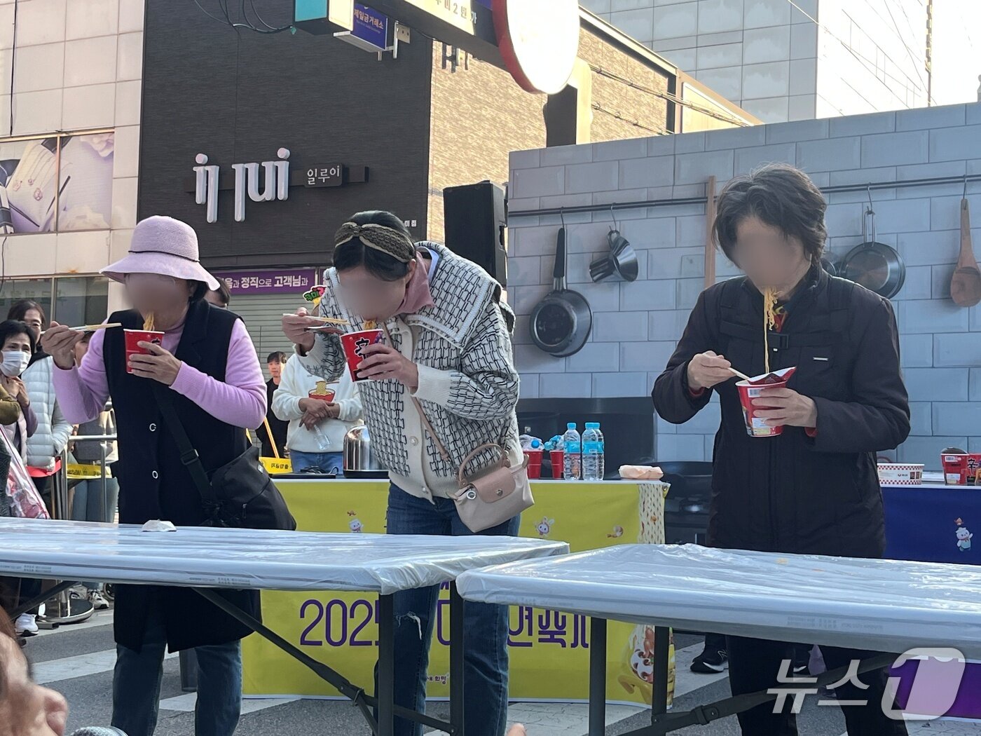 본문 이미지 - 지난 7일 오후 경북 구미라면축제에서는 '케데헌 면치기 대회'가 열렸다. 2025.11.7 / 뉴스1 박혜연 기자 ⓒ 뉴스1