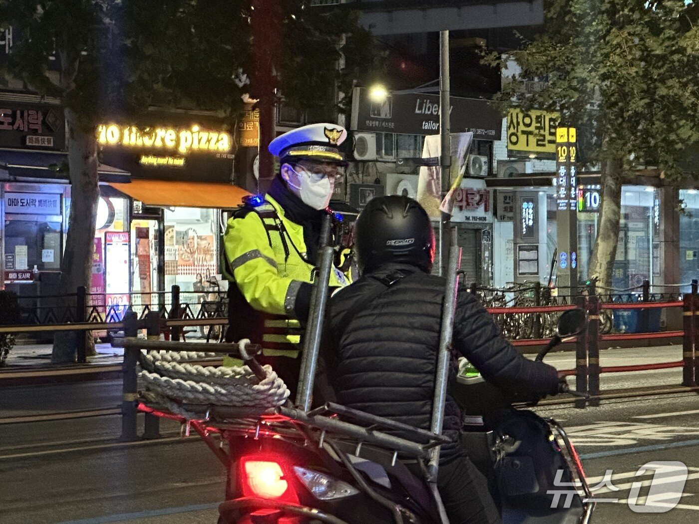 본문 이미지 - 7일 오후 서울 종로구 동대문역 인근에서 경찰이 음주운전 단속을 실시하고 있다./2025.11.07