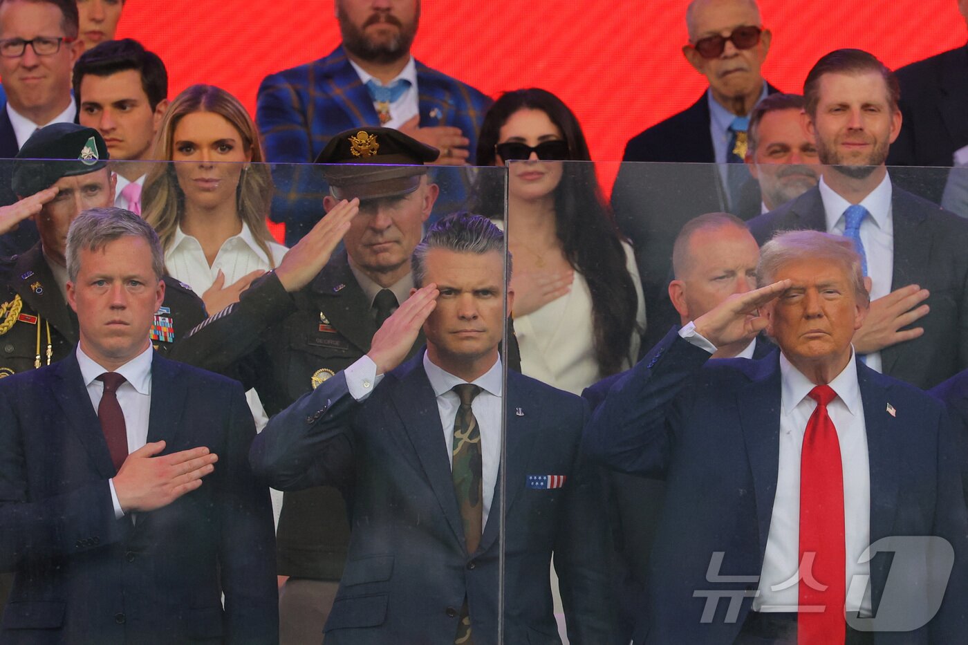 본문 이미지 - 도널드 트럼프 미국 대통령, 피트 헤그세스 국방장관, 대니얼 드리스콜 육군장관이 지난 6월 14일&#40;현지시간&#41; 워싱턴DC에서 열린 미 육군 창설 250주년 기념 군사 퍼레이드에서 경례를 하고 있다. 2025.11.07. ⓒ 로이터=뉴스1 ⓒ News1 류정민 특파원