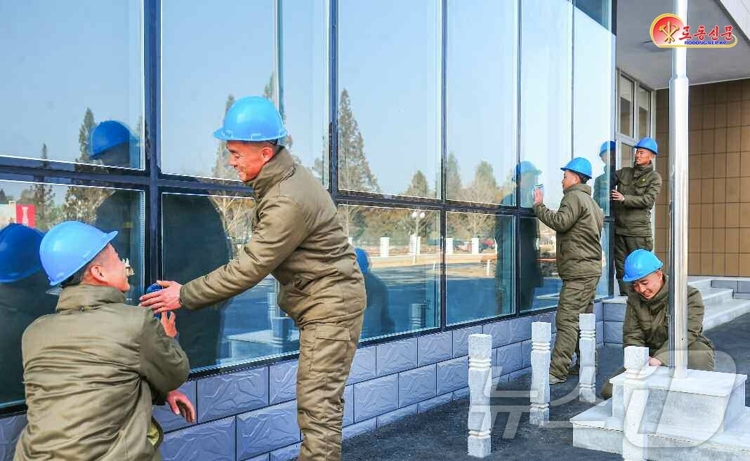 (평양 노동신문=뉴스1) = 북한 노동당 기관지 노동신문은 8일 "20개 시와 군에 파견된 조선인민군 제124연대 관병들이 건축물의 질보장을 제1차적인 요구로 내세우고 미진된 부분 …