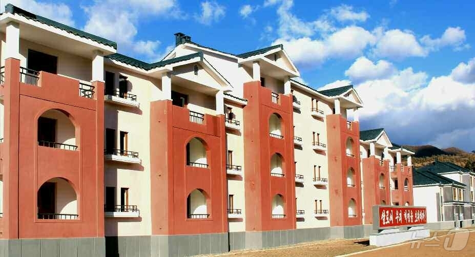 (평양 노동신문=뉴스1) = 북한 노동당 기관지 노동신문은 8일 "각지에서 연일 전해지는 새 집들이 소식으로 온 나라가 흥성이는 가운데 연사군 연수리에도 현대적인 문화주택들이 일떠 …