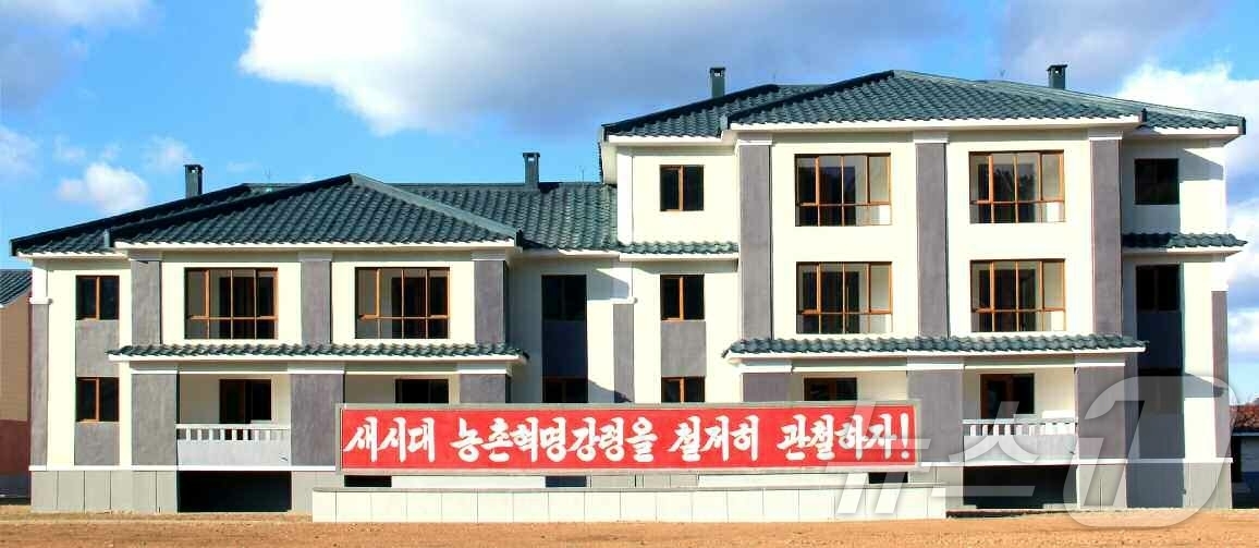 (평양 노동신문=뉴스1) = 북한 노동당 기관지 노동신문은 8일 "각지에서 연일 전해지는 새 집들이 소식으로 온 나라가 흥성이는 가운데 연사군 연수리에도 현대적인 문화주택들이 일떠 …