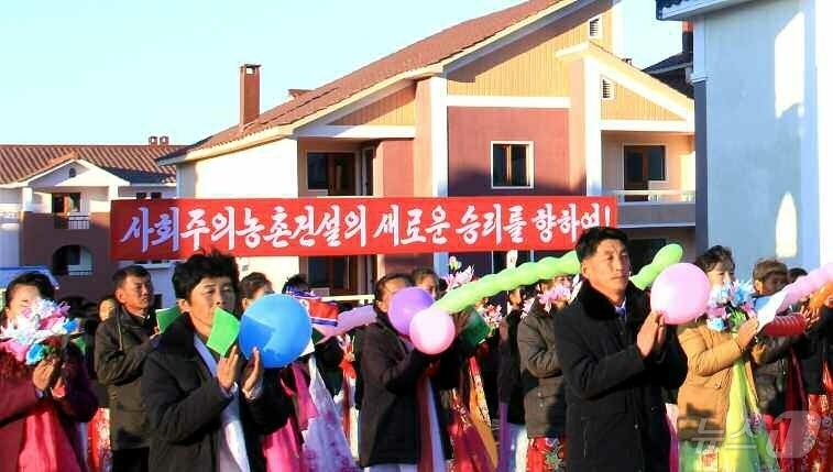 (평양 노동신문=뉴스1) = 북한 노동당 기관지 노동신문은 8일 "각지에서 연일 전해지는 새 집들이 소식으로 온 나라가 흥성이는 가운데 연사군 연수리에도 현대적인 문화주택들이 일떠 …