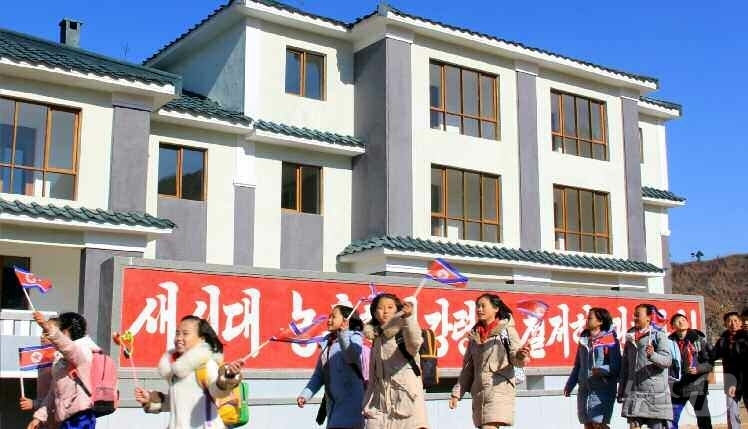 (평양 노동신문=뉴스1) = 북한 노동당 기관지 노동신문은 8일 "각지에서 연일 전해지는 새 집들이 소식으로 온 나라가 흥성이는 가운데 연사군 연수리에도 현대적인 문화주택들이 일떠 …