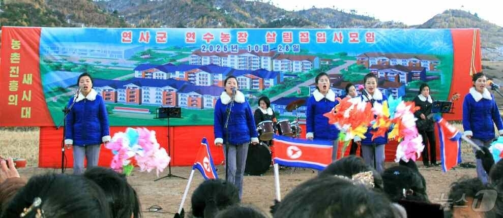 (평양 노동신문=뉴스1) = 북한 노동당 기관지 노동신문은 8일 "각지에서 연일 전해지는 새 집들이 소식으로 온 나라가 흥성이는 가운데 연사군 연수리에도 현대적인 문화주택들이 일떠 …