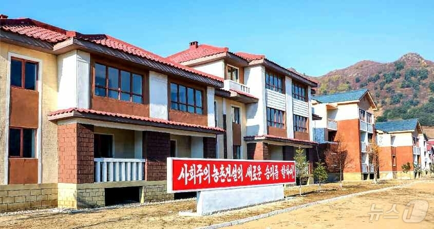 (평양 노동신문=뉴스1) = 북한 노동당 기관지 노동신문은 8일 "자강도 중강군 중덕농장과 중상농장에서 살림집 입사모임이 진행됐다"라고 전했다. [국내에서만 사용가능. 재배포 금지 …