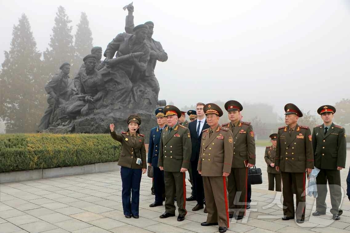 (평양 노동신문=뉴스1) = 북한 노동당 기관지 노동신문은 8일 "빅토르 고레미킨 국방성 부상(차관)을 단장으로 하는 러시아 군사정치총국 대표단이 만경대혁명학원과 조국해방전쟁승리 …