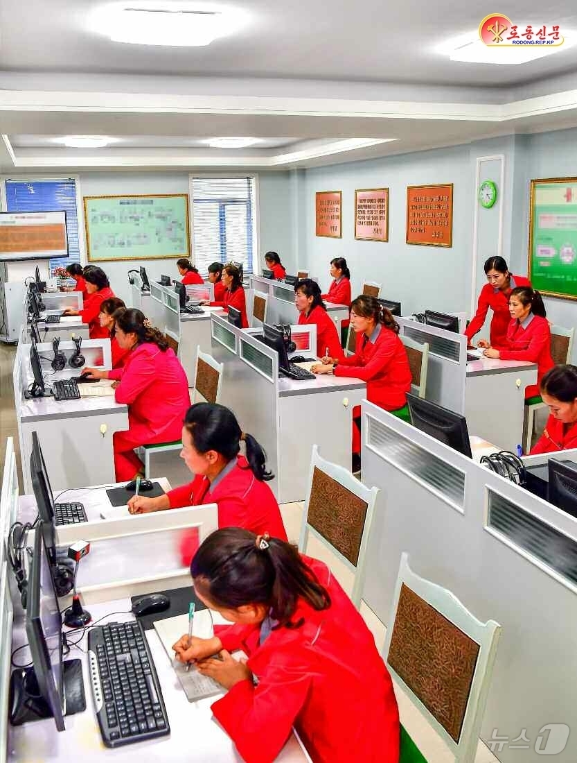 (평양 노동신문=뉴스1) = 북한 노동당 기관지 노동신문은 8일 "원격교육체계에 망라돼 지식의 탑을 쌓아가야 한다"라면서 평양어린이식료품공장을 소개했다. [국내에서만 사용가능. 재 …