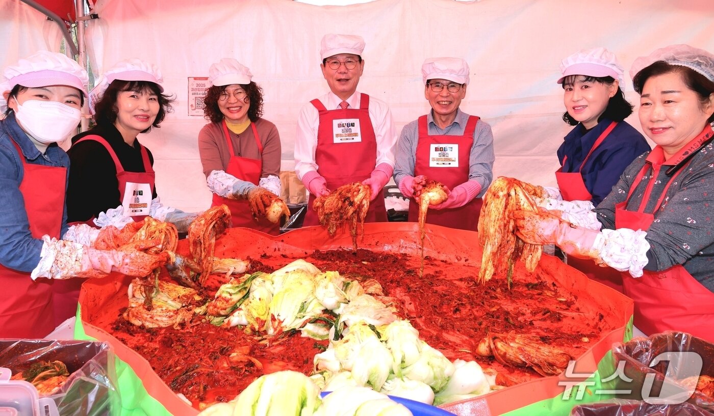 본문 이미지 - 충북 괴산군 괴산읍지역사회보장협의체 위원들이 지난 7일 김장축제장에서 저소득층에게 전달할 김장김치를 담그고 있다.&#40;괴산군 제공, 재판매 및 DB금지&#41;/뉴스1