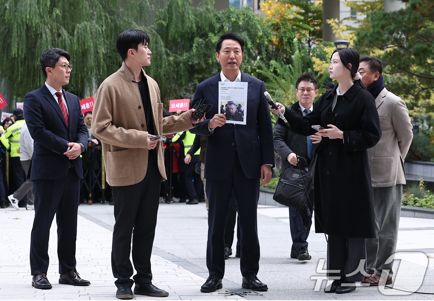 본문 이미지 - 정치자금법 위반 혐의를 받는 오세훈 서울시장이 8일 서울 종로구 KT광화문빌딩에 마련된 김건희 특검(특별검사 민중기) 사무실에 피의자 조사를 받기 위해 출석하고 있다. 2025.11.8/뉴스1 ⓒ News1 김성진 기자