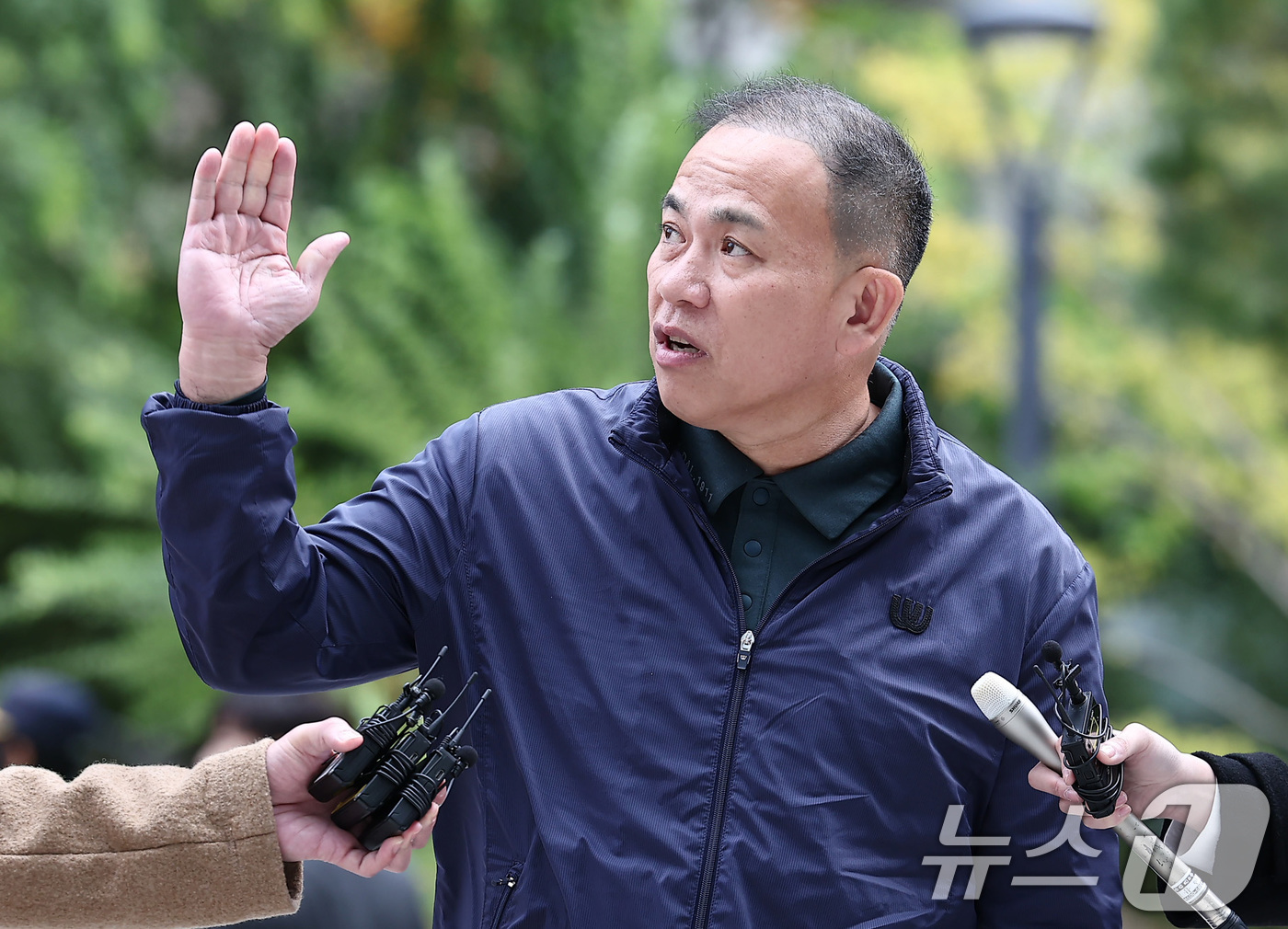 (서울=뉴스1) 김성진 기자 = '정치 브로커' 명태균 씨가 8일 서울 종로구 KT광화문빌딩에 마련된 김건희 특검(특별검사 민중기) 사무실에 오세훈 서울시장과의 대질 조사를 위해 …