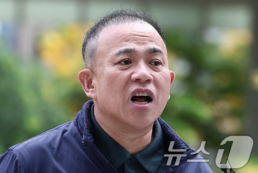 본문 이미지 - '정치 브로커' 명태균 씨가 8일 서울 종로구 KT광화문빌딩에 마련된 김건희 특검(특별검사 민중기) 사무실에 오세훈 서울시장과의 대질 조사를 위해 참고인 신분으로 출석하고 있다. 2025.11.8/뉴스1 ⓒ News1 김성진 기자