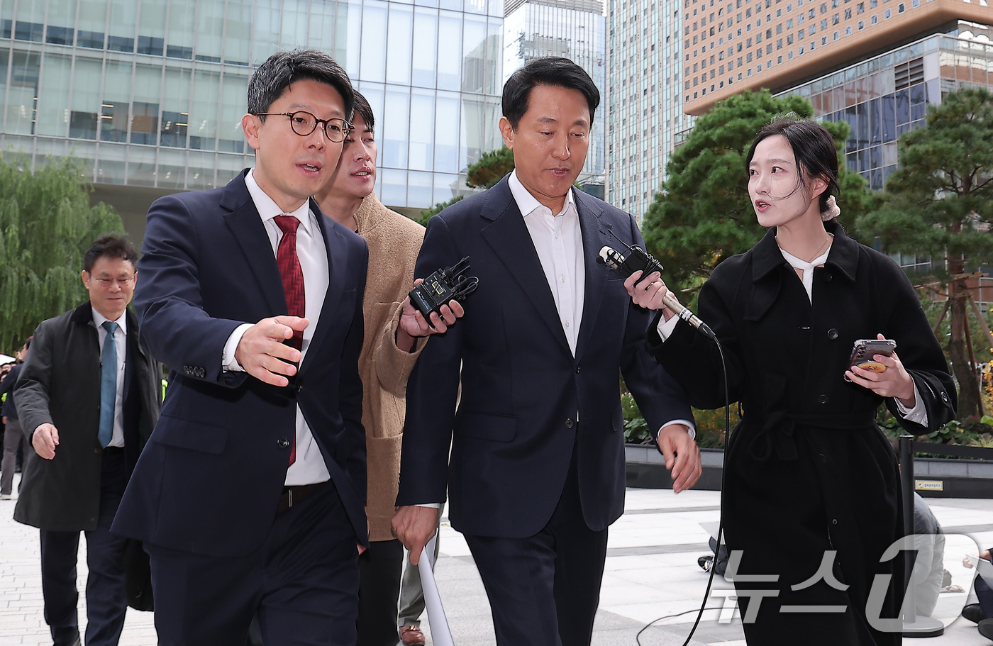 (서울=뉴스1) 김성진 기자 = 정치자금법 위반 혐의를 받는 오세훈 서울시장이 8일 서울 종로구 KT광화문빌딩에 마련된 김건희 특검(특별검사 민중기) 사무실에 피의자 조사를 받기 …