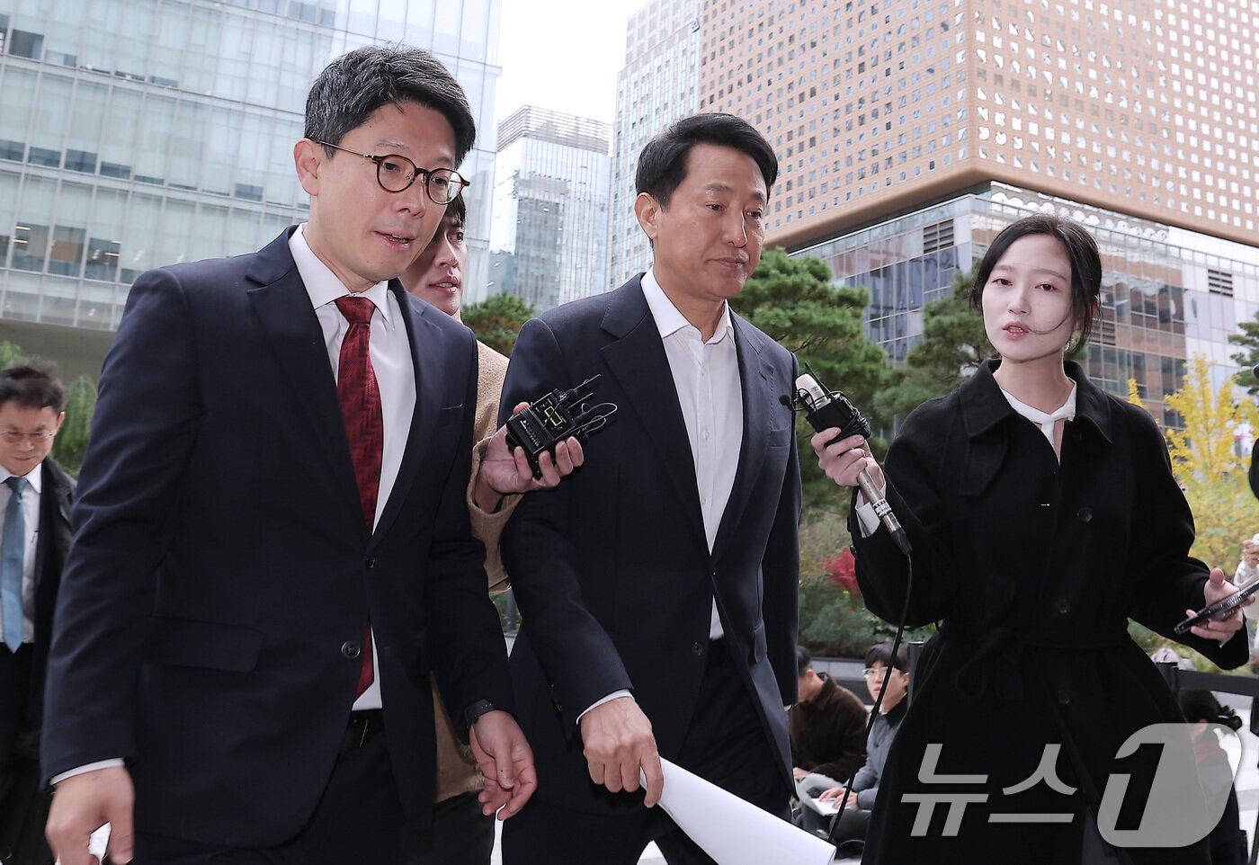 본문 이미지 - 정치자금법 위반 혐의를 받는 오세훈 서울시장이 8일 서울 종로구 KT광화문빌딩에 마련된 김건희 특검(특별검사 민중기) 사무실에 피의자 조사를 받기 위해 출석하고 있다. 2025.11.8/뉴스1 ⓒ News1 김성진 기자
